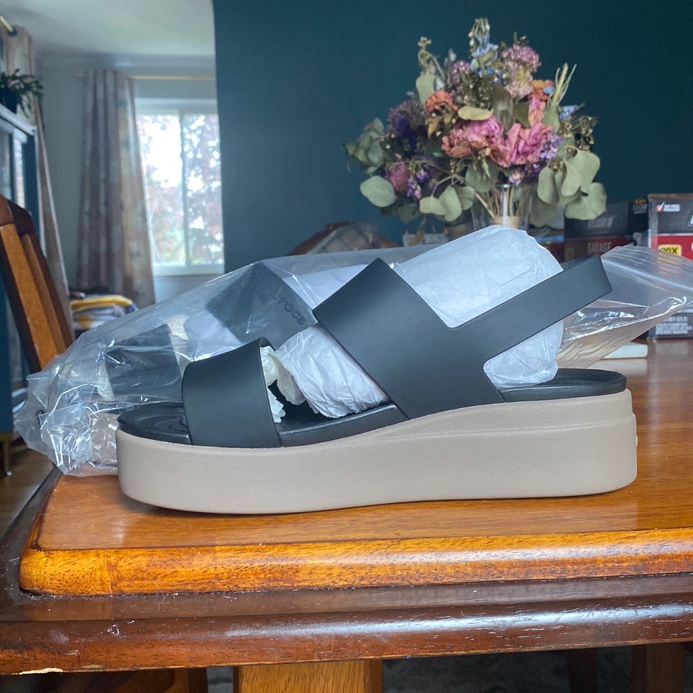 Crocs Brooklyn Low Wedge, Size 10
